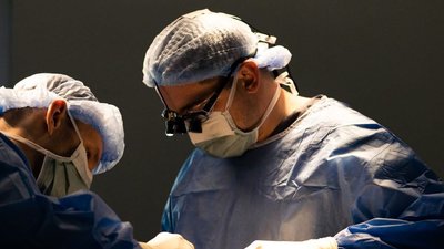 У Львові нейрохірурги видалили пухлину в шийному відділі 14-річному хлопчику