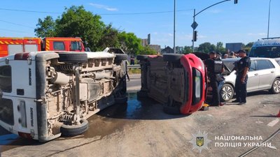 У Львівській області у ДТП перекинулися два автомобілі