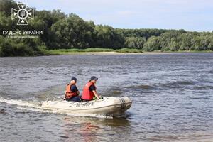 Рятувальники шукають потонулого в Десні юнака (ФОТО)