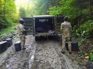 На Буковині контрабандисти при втечі покинули сигарети на понад 500 тисяч гривень