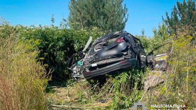 На Хмельниччині у ДТП загинув водій, автомобіль якого декілька разів перекинувся