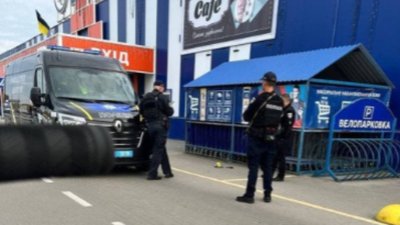 На Волині чоловік із сокирою напав на людей у гіпермаркеті: потерпілі у важкому стані
