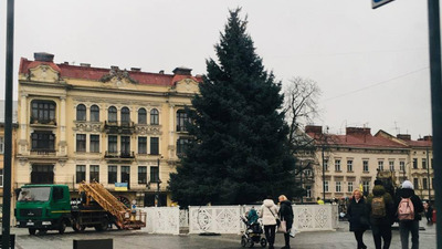 У Львові демонтують головну ялинку