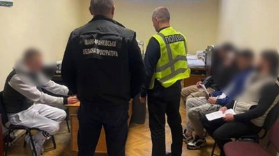 На Прикарпатті група кібершахраїв обкрадала пенсіонерів та військових
