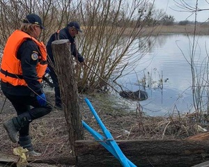 На Львівщині рятувальники підняли з води тіло потопельника (фото 18+)