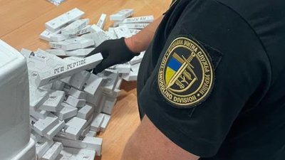 Контрабанда на 1,3 млн грн: на Львівщині митники зупинили два авто з незадекларованими товарами