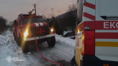 На Львівщині автомобіль "швидкої" застряг в снігу