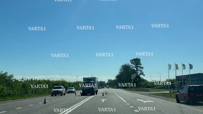 Легковик відкинуло на узбіччя: у Львівському районі трапилася ДТП (ФОТО)