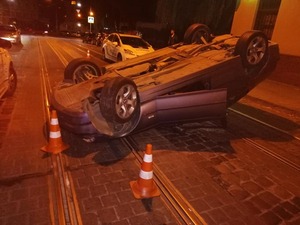 Паски безпеки врятували горе-водія: поліцейські повідомили подробиці нічної пригоди (фото)