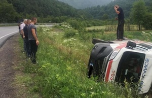 На Закарпатті перекинувся автомобіль "швидкої", який віз пацієнта до лікарні (фото)