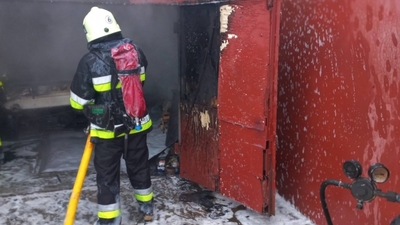 На Львівщині у гаражі згорів автомобіль