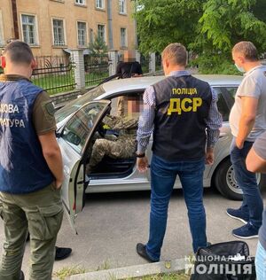 $1200 за працевлаштування: офіцера військової академії впіймали на хабарі