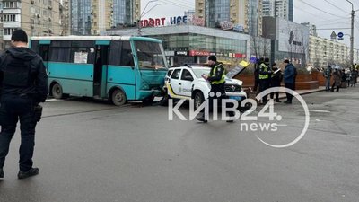 У столиці маршрутка протаранила два авто поліції (ФОТО/ВІДЕО)