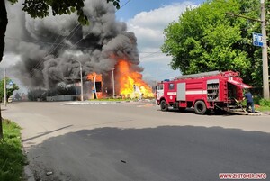 На АЗС в Житомирі горіла цистерна з паливом: травмувалась людина (ФОТО, ВІДЕО)