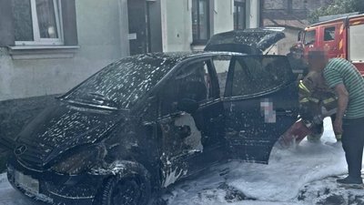 На Львівщині горів Mersedes (ФОТО)