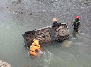 На Львівщині автомобіль злетів з моста, є загиблий і травмовані