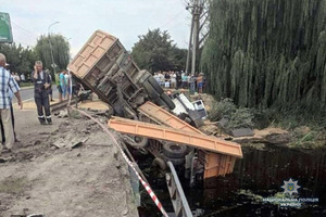 На Хмельниччині вантажівка впала з мосту у річку