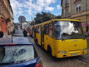 "Гонорове" ДТП: у Львові водій зухвало припаркувався на тротуарі й навідліг вдарив маршрутку (відео)