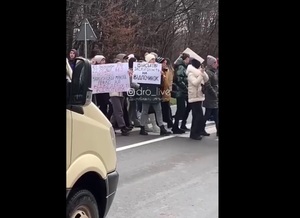 На Львівщині протестувальники перекрили дорогу (ВІДЕО)