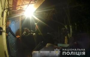 На Житомирщині чоловік облив себе бензином та стріляв у поліцейських: відео затримання (відео, фото)