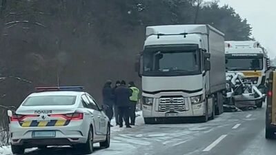 На Львівщині внаслідок зіткнення двох вантажівок і мікроавтобуса постраждали двоє людей (ФОТО)