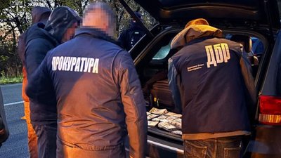 Підприємця зі Львова та лісничого викрили на незаконній вирубці