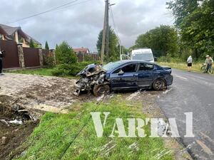 Не впорався з керуванням: поблизу Львова автівка з’їхала з дороги (ФОТО)