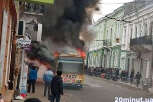 Наповнений пасажирами тролейбус палав у Тернополі (фото)