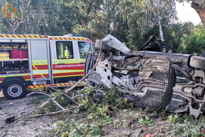 На Чернігівщині рятувальники деблокували з авто загиблого водія (фото)