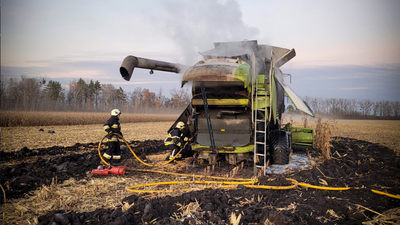 На Львівщині більше години гасили комбайн, який спалахнув під  час збору врожаю (ФОТО)