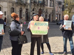 Пікет під міськрадою: львів’яни вимагають зберегти парк "Знесіння" (відео)