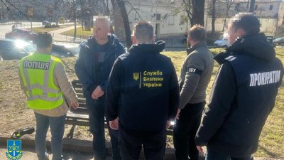 Спецслужби затримали львів’янина, який за 17 тис доларів пропонував «пакет послуг» чоловікам: перетин кордону і статус біженця (ФОТО)