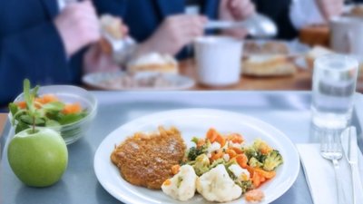 З вересня всі учні у школах харчуватимуться безкоштовно, - Свириденко