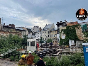 У центрі Львова під завалами будинку шукають людину (фото)