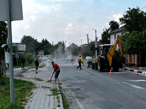 Поблизу Львова люди самостійно відремонтували дорогу (ФОТО ВІДЕО)