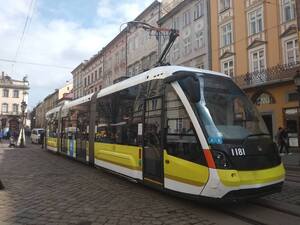 Перший трамвай із новою лівреєю представили нині у Львові (фото)