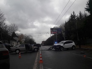 ДТП у Львові: два легковики пом’яли один одного у лобовому зіткненні (фото, відео)