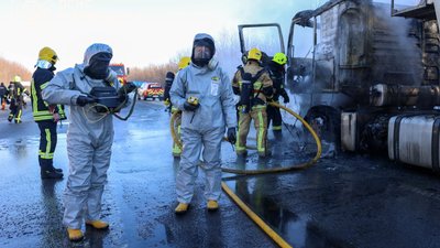 На трасі Київ-Чоп у Рівненській області загорівся вантажний автомобіль, який перевозив 24 тонни азотної селітри (ФОТО, ВІДЕО)