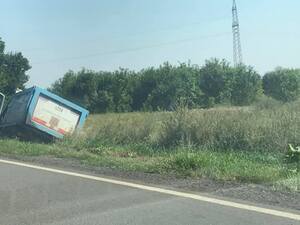 Біля Великих Мостів вантажівка злетіла у кювет (фото)