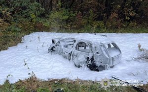 Opel Corsa загорівся внаслідок зіткнення, автомобіль майже повністю знищений вогнем. Фото: Поліція Тернопільської області (Facebook).