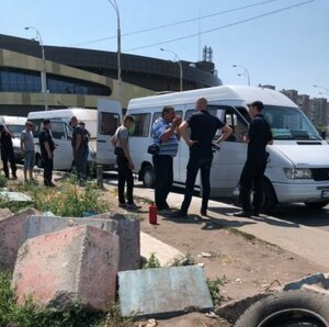 У столиці, серед білого дня, невідомі в балаклавах закидали маршрутки "коктейлями Молотова" (відео)