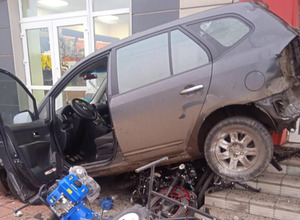 У Харкові п'яний водій протаранив два автомобілі та магазин (фото)