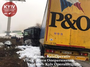 Карколомна ДТП з участю багатотонника, водій якої заснув та зніс усе на своєму шляху (фото)