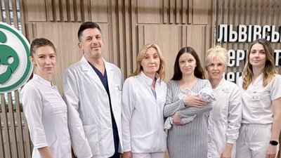 У Львові медики успішно видалили у новонародженої дівчинки рідкісну пухлину