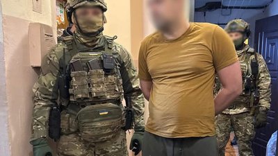 У Києві затримали продавця зброї, який розсилав замовлення поштою під чужими іменами