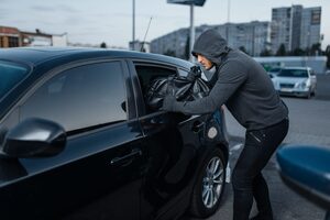 Крадіжки з автомобілів: поради, як не стати жертвою автозлодія (ВІДЕО)