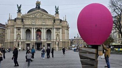 У Львові перед Оперним театром встановили скульптуру “Бульбашка”