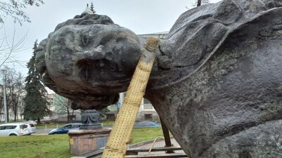 росія захотіла обміняти знесені пам'ятники: іронічні деталі