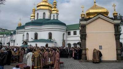 Процес виселення почався: попи УПЦ МП вивозять пожитки з Лаври