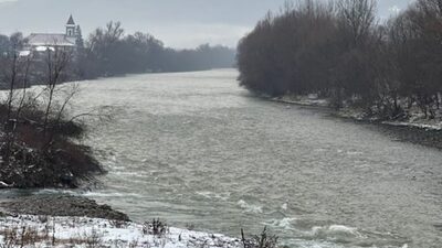 На Закарпатті на березі гірської річки знайшли тіло невідомого чоловіка